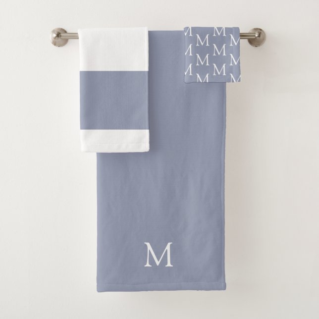 Serviette de bain Dusty Blue Monogram Set II (En situation)