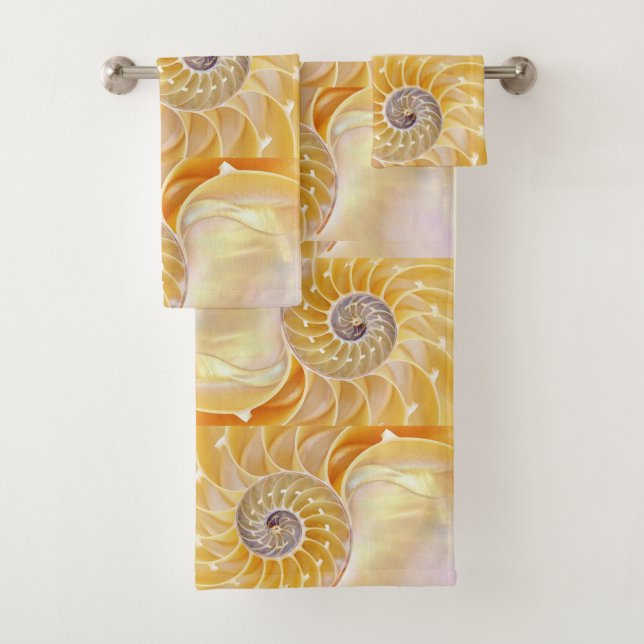 Serviette de bain en coquillages Nautilus (En situation)