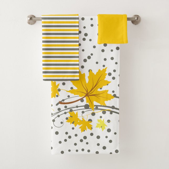 Serviette de bain feuille en érable jaune et gris (En situation)