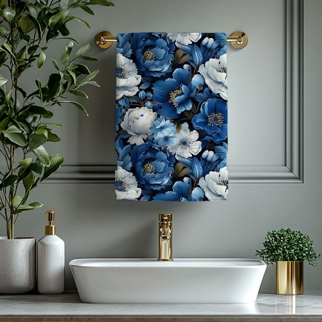Serviette de bain fleurie classique bleu et blanc (Classic Blue and White Floral Bath Towel)