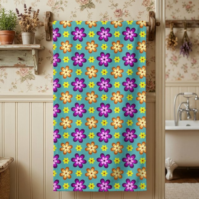 Serviette de bain Fleurs Rétro Colorées Mignonnes (Cute Colorful Retro Flowers Bath Towel hanging on towel rack in a cottagecore style bathroom.)