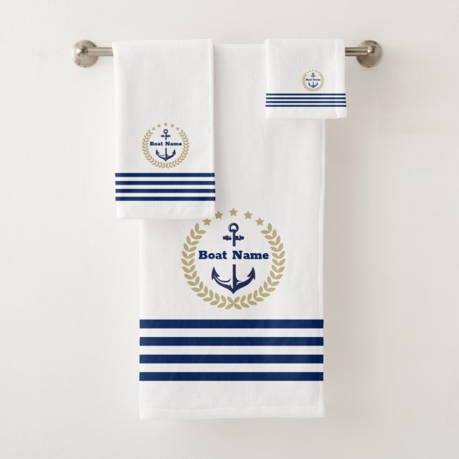 Serviette de bain marine personnalisée avec nom pe (En situation)