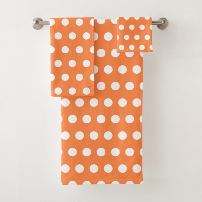Serviette de bain orange avec points blancs - Choi (En situation)