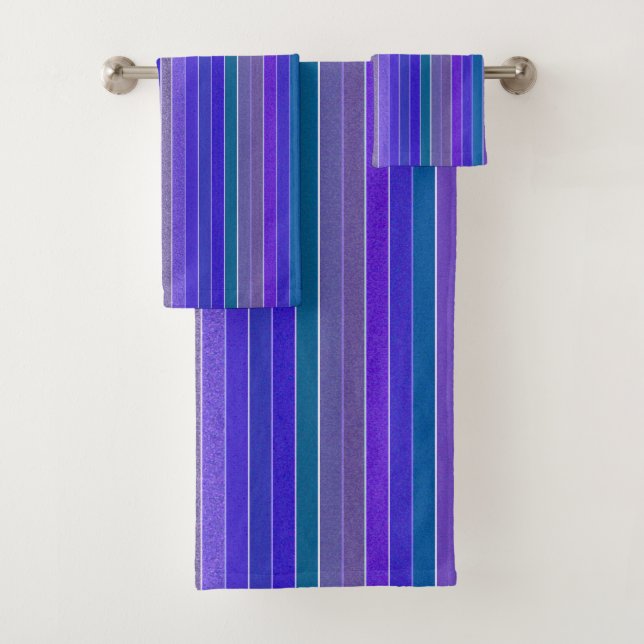Serviette de bain violet en bande verte (En situation)