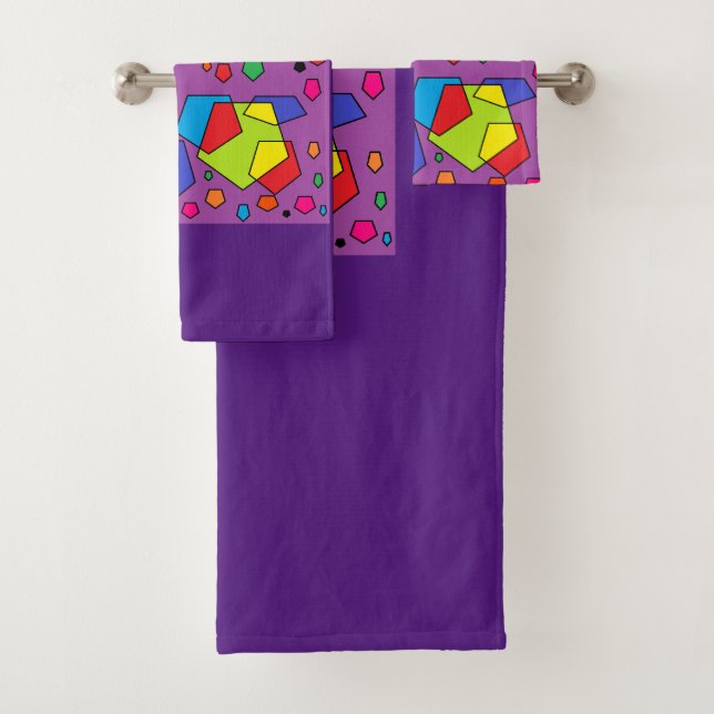 Serviette de bain violet foncé avec grand motif co (En situation)