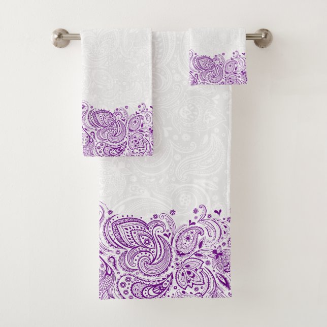 Serviette de bain violet vintage à motifs paisley  (En situation)