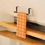 Serviette de cuisine à plateau orange Buffalo pour<br><div class="desc">Éclairez votre cuisine avec cette serviette de cuisine carrée de buffle orange vif. Doté d'un motif en vichy animé,  il est parfait pour ajouter une touche de couleur à votre décor maison,  que ce soit pour un usage quotidien ou des rassemblements festifs.</div>