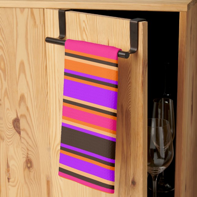 Serviette de cuisine à rayures orange, magenta et  (Pliage en tiers)