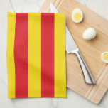 Serviette de cuisine avec Drapeau de Catalogne<br><div class="desc">Ajoutez une touche d'esprit catalan à votre cuisine avec notre serviette exclusive avec le drapeau vibrant de Catalogne! Réalisée avec une attention minutieuse aux détails, cette serviette de cuisine est plus qu’un simple élément essentiel de la maison, c’est un hommage à la fierté culturelle et au patrimoine de la Catalogne....</div>