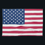 Serviette de cuisine avec Drapeau des États-Unis.<br><div class="desc">Ajoutez une touche de fierté américaine à votre cuisine avec cette serviette de cuisine vibrante avec le drapeau des États-Unis! Réalisée avec une attention minutieuse aux détails, cette serviette de cuisine est plus qu'un simple élément fonctionnel ; c'est une célébration de la culture et du patrimoine américains. Le design audacieux...</div>