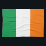 Serviette de cuisine avec Drapeau d'Irlande<br><div class="desc">Ajoutez une touche de charme irlandais à votre cuisine avec cette serviette de cuisine haut de gamme avec le drapeau de l'Irlande! Réalisée avec des matériaux de qualité, cette serviette de cuisine présente magnifiquement le design emblématique du drapeau irlandais, avec des rayures verticales de vert, blanc et orange. Les couleurs...</div>