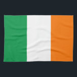 Serviette de cuisine avec Drapeau d'Irlande<br><div class="desc">Ajoutez une touche de charme irlandais à votre cuisine avec cette serviette de cuisine haut de gamme avec le drapeau de l'Irlande! Réalisée avec des matériaux de qualité, cette serviette de cuisine présente magnifiquement le design emblématique du drapeau irlandais, avec des rayures verticales de vert, blanc et orange. Les couleurs...</div>