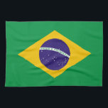 Serviette de cuisine avec Drapeau du Brésil<br><div class="desc">Améliorez votre cuisine avec notre serviette de cuisine vibrante avec le drapeau du Brésil! Réalisée avec une attention minutieuse aux détails, cette serviette de cuisine célèbre la culture brésilienne et la fierté nationale. Le dessin emblématique du drapeau brésilien, avec son champ vert et son diamant jaune contenant un globe bleu...</div>