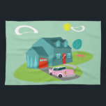 Serviette de cuisine de la maison de banlieue<br><div class="desc">Ce motif de serviettes de cuisine de la maison de banlieue rétro est doté d'une maison américaine typique dans un quartier américain typique, vers 1950. Une maison turquoise au toit bleu paon et aux fenêtres turquoise sont parfaitement compensées par une porte d'entrée rouge vif et une porte de garage. Une...</div>