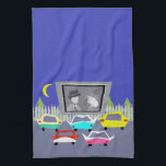 Serviette de cuisine drive-in de film de petite<br><div class="desc">Passez le maïs éclaté ! Cette petite ville la serviette de cuisine drive-in de film vous transportera à un temps plus simple, quand le gaz était bon marché, que rock était jeune, et les stars de cinéma de l'âge d'or de Hollywood ont brillé plus lumineux que le ciel nocturne. Les...</div>