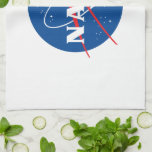 Serviette de cuisine Iconique NASA (blanc roquette<br><div class="desc">AVIS IMPORTANT : Insignes et identificateurs de la NASA fournis et utilisés avec la permission de la NASA.</div>