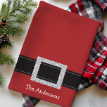 Serviette de cuisine personnalisée Père Noël Belt<br><div class="desc">Serviette de cuisine personnalisée Père Noël Belt Holiday. Cute serviette de cuisine de Noël rouge festif avec boucle d'argent du Père Noël. Personnalisez ce design avec votre propre nom de famille ou texte personnalisé.</div>