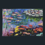 Serviette de cuisine pourpre de nénuphars de Monet<br><div class="desc">Serviette de cuisine pourpre de nénuphars de Monet. Peinture à l'huile sur la toile de C. 1917. Claude Monet impressionniste français reste renommé et aimé pour les peintures de nénuphar qu'il a créées chez Giverny. Cette peinture de nénuphar de détail comporte un choix divers de couleurs comprenant des rouges ardents,...</div>