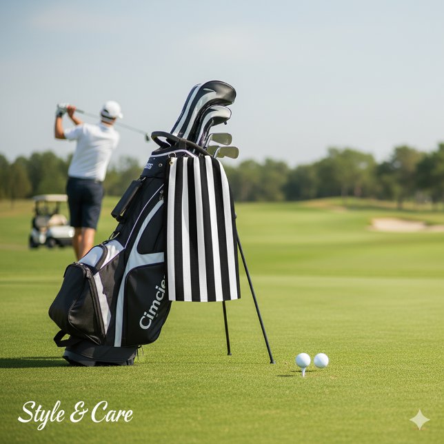 Serviette De Golf Classic en noir et blanc, triés verticalement (Classic Black and White Vertical Striped Golf Towel)