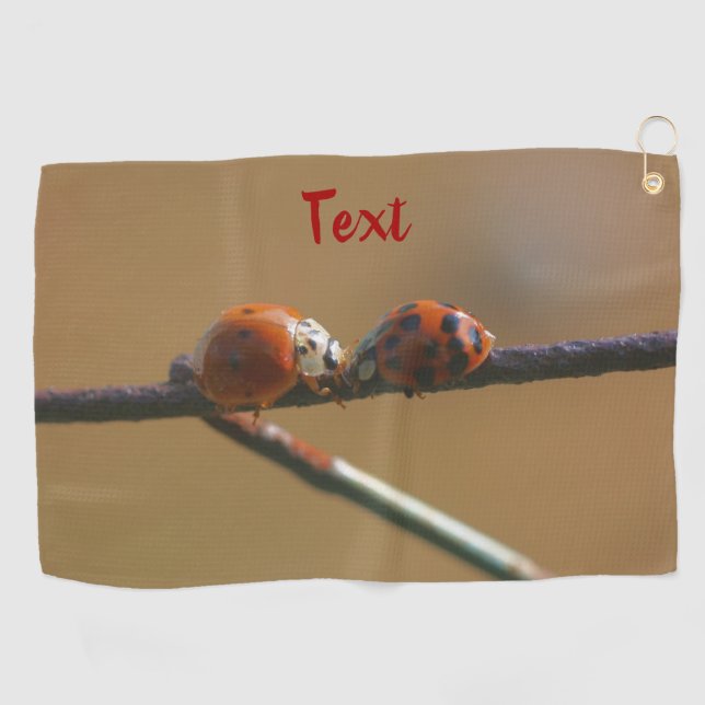 Serviette De Golf Coccinelles s'embrassant sur une clôture en fil de (Horizontal)