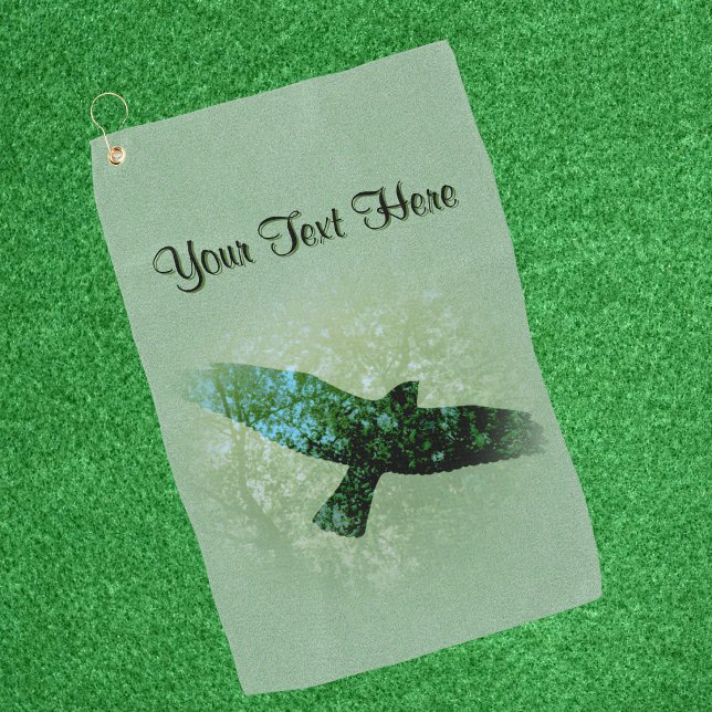 Serviette De Golf Corbeau transparent volant dans les cimes des arbr (Transparent flying black bird thru hazy tree tops on green golf towel.)