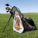 Serviette De Golf Dachshund Winter Wonderland Christmas Joy<br><div class="desc">Ce design festif reflète l'esprit joyeux de la période des fêtes, avec un adorable petit portant un chapeau de Père Noël. Le chien est niché dans un pays des merveilles hivernales, avec un bonhomme de neige, un sapin de Noël décoré et des cadeaux joliment emballés. Les flocons de neige tombent...</div>