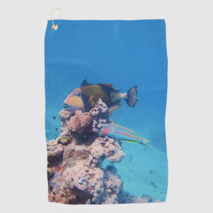 Serviette De Golf Le poisson-trémie repose sur un bloc corallien à l