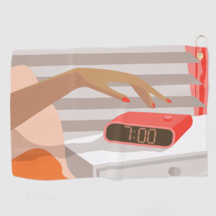 Serviette De Golf Main des femmes poussant le bouton snooze du révei