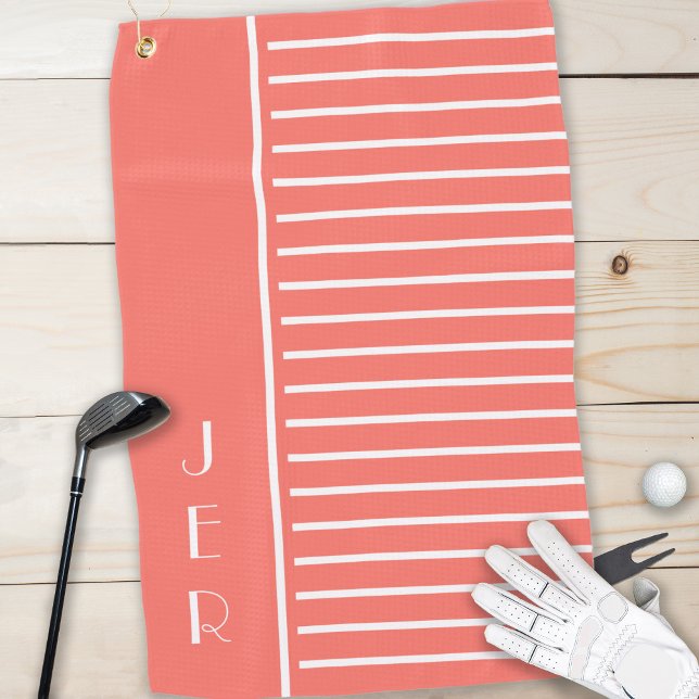 Serviette De Golf Modèle de golfeur moderne Monogramme Sports Corail (Modern Golfer Template Monogram Sports Coral White Golf Towel)