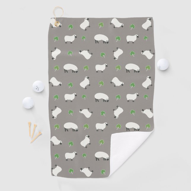 Serviette De Golf Motif irlandais de shamrock et de moutons (En situation)