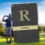Serviette De Golf Nom du monogramme en cuir noir Or<br><div class="desc">Monogramme personnalisé et nom pour les golfeurs. Texture en cuir noir avec lettrage Gold élégant (pas en cuir réel). Idée cadeau de jour de père sophistiqué pour papa ou grand-père (mari / autre significatif). Peut aussi être une idée de cadeau de vacances ou de retraite parfaite. si vous avez besoin...</div>