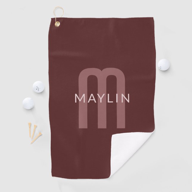 Serviette De Golf Nom Monogramme d'apparence moderne | Rouge marron (En situation)