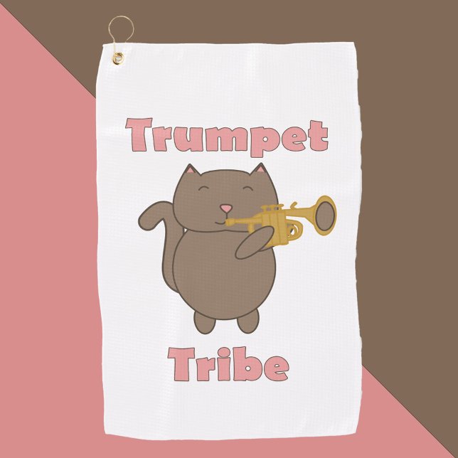 Serviette De Golf Tribu Trompette Chat Kawaii Rose (A golf towel with a brown cat playing trumpet and the words trumpet tribe in pink.)