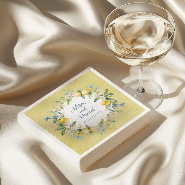 Serviette de mariage en papier La Dolce Vita Lemon (Elegant yellow napkin with watercolor lemon and floral wreath, perfect for weddings and parties.)