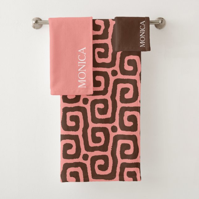 Serviette de nom de script abstrait rose et marron (En situation)