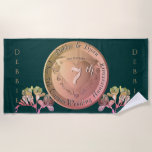 Serviette De Plage 7e anniversaire Mariage Frésis en cuivre<br><div class="desc">Tout le monde mérite un emblème de coeur pour marquer ses jalons et pour votre 7ème anniversaire de mariage, ce n'est pas différent ! Donc, j'ai conçu un médaillon métallique et des graphismes fresia, la fleur anniversaire, pour ça. Je suis également disponible pour toute personnalisation ou illustration personnalisée faite uniquement...</div>