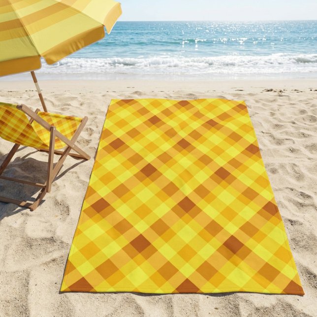 Serviette de plage à carreaux jaune vif de jaune d (Cute Egg Yolk Yellow Plaid Beach Towel on a sandy beach next a to chair and unbrella near an ocean.)