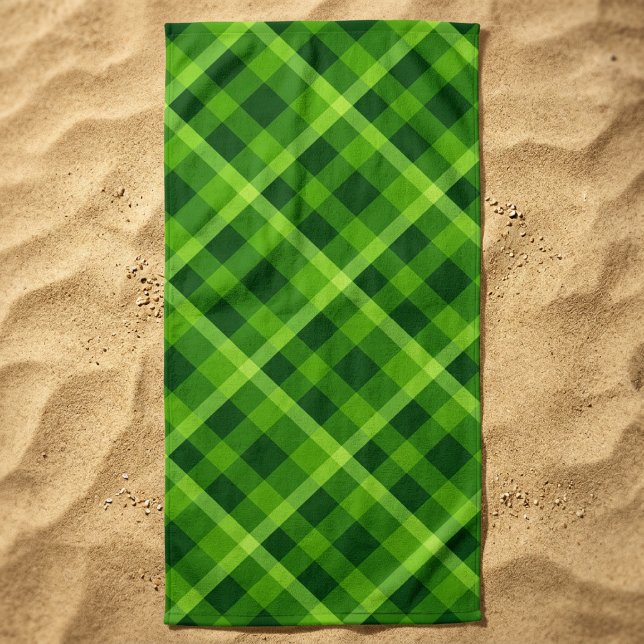Serviette de plage à carreaux verts d'arbre Belle (Beautiful Tree Green Plaid Beach Towel laid out on beach sand.)