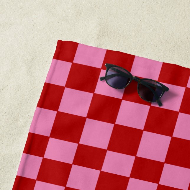 Serviette De Plage à damiers rouge et rose chaud (En situation)
