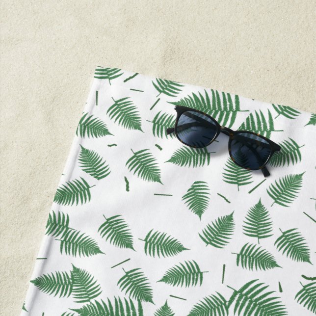 Serviette de plage à motif de fougère verte funky (En situation)