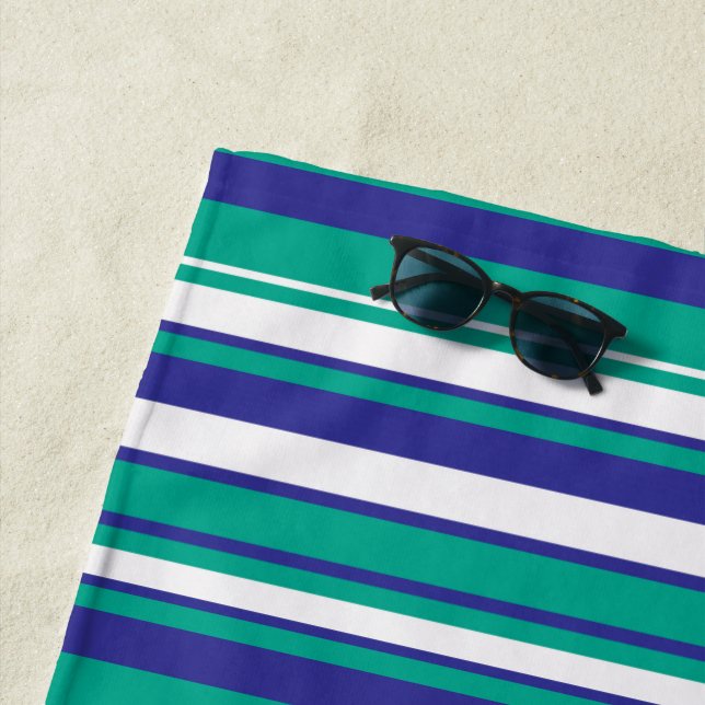 Serviette de plage à rayures diagonales Ocean Bree (En situation)