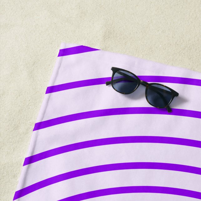 Serviette de plage à rayures violettes avec coeur  (En situation)