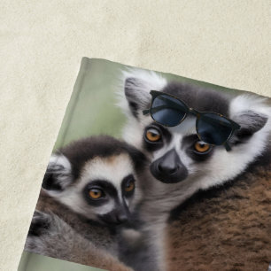 Serviette De Plage **"Amour de la mère : Mummy and Baby Lemur Cuddlin