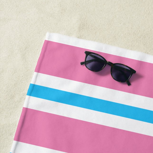 Serviette De Plage Amusement d'été Monogramme rayé rose et turquoise (En situation)