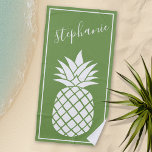 Serviette De Plage Ananas et vert blanc nom manuscrit<br><div class="desc">Vous pouvez modifier la couleur de l'arrière - plan lorsque vous customisez l'élément. Un design mignon pour n'importe quelle fille.</div>