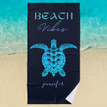 Serviette De Plage Aquarelle de tortue bleue personnalisée<br><div class="desc">Serviette personnalisée Sea Turtle Beach, un accessoire incontournable pour vos aventures d'été. Le design présente la tortue de mer dans des teintes bleu vif d'aquarelle contre un riche arrière - plan bleu marine et "Beach Vibes" écrit dans la typographie moderne. Personnalisez-le avec votre nom pour en faire le vôtre unique...</div>