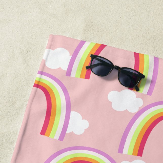 Serviette De Plage Arc-en-ciel avec nuage rose (En situation)