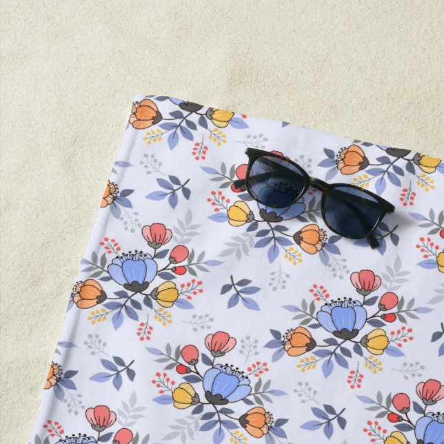 Serviette de plage aux fleurs dessinées à la main (En situation)