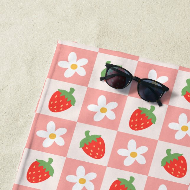 Serviette de plage aux fraises et fleurs (En situation)