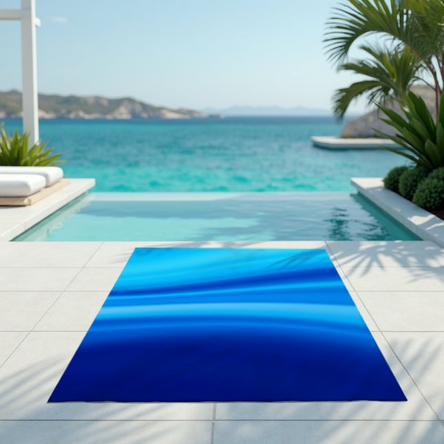 Serviette De Plage Azure Shift - Dégradé dynamique de vague bleue (Azure Shift Towel. Wrap yourself in the tranquil, fluid energy of dynamic ocean waves.)